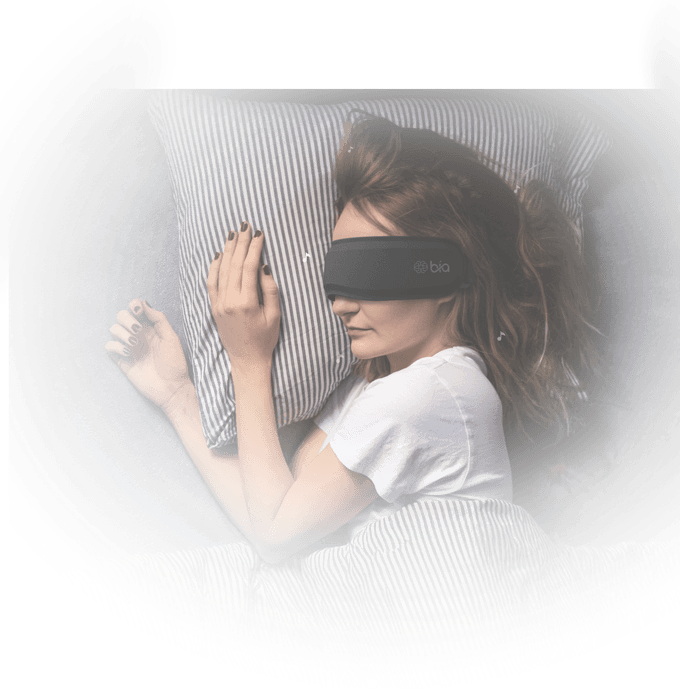 Woman sleeping wearing Bía sleep mask