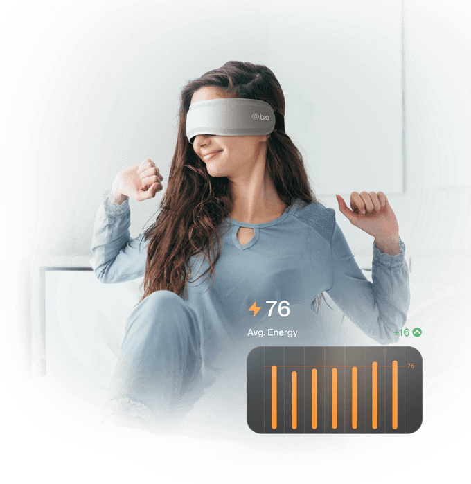 Man sleeping wearing Bía sleep mask